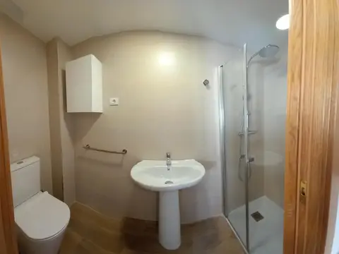 cuarto de baño de la hospedería, con ducha