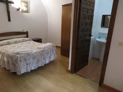 habitación de la hospedería con el cuarto de baño al fondo