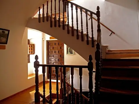 escalera de madera y pasillo de la hospedería