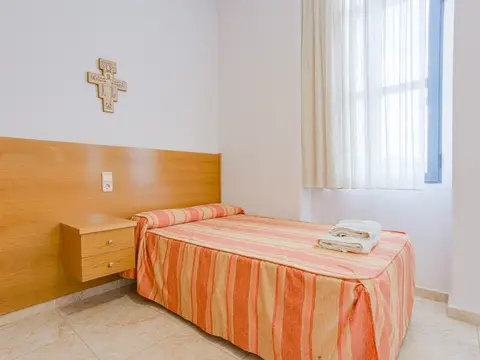 habitación individual con crucifijo de San Damián