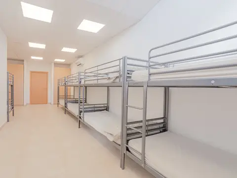 dormitorio con literas para grupos