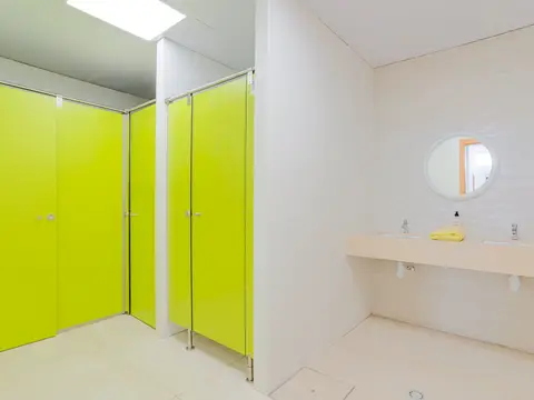 baños comunes con varias cabinas y lavabos
