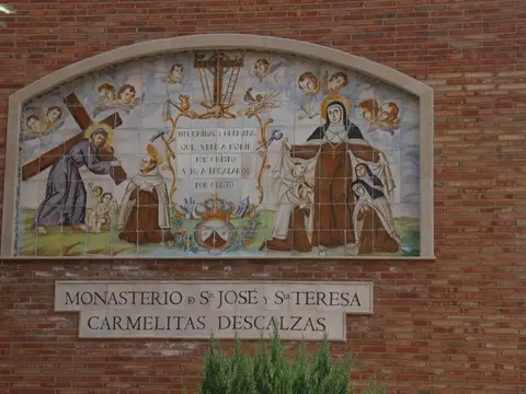 azulejo de cerámica en la fachada con el nombre «Monasterio de San José y Santa Teresa, Carmelitas Descalzas»