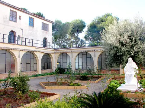 fachada y galería porticada de la casa, con jardín interior