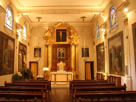 interior de una de las capillas de la casa