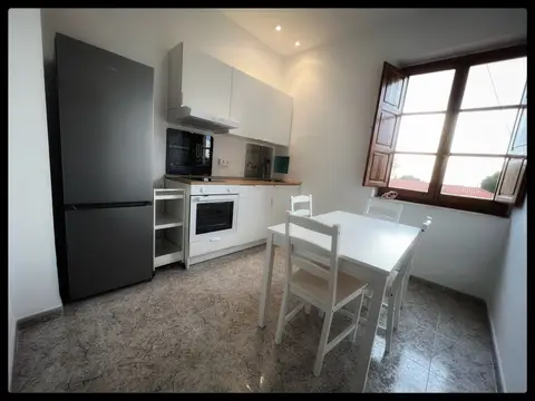 habitación individual con cama, escritorio y ventana