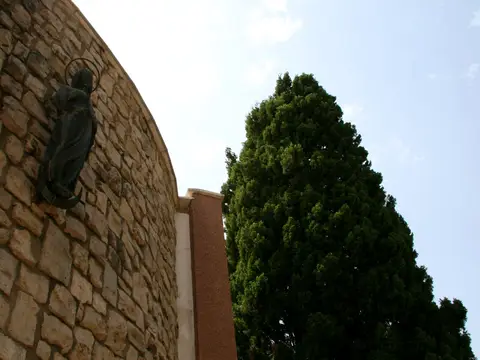 muro de piedra de una de las dos capillas de la casa, con imagen de la Virgen