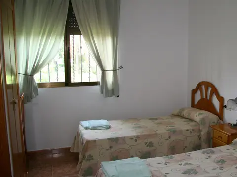 habitación doble con dos camas y crucifijo