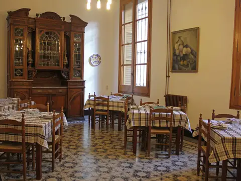 comedor con mesas puestas