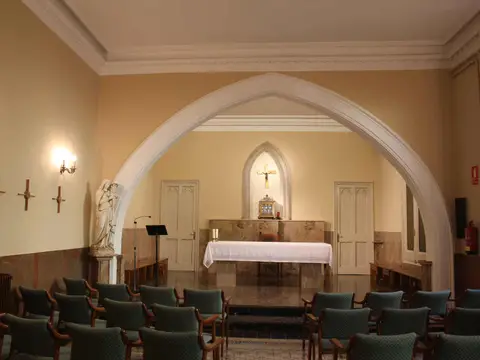capilla interior con altar bajo arco gótico