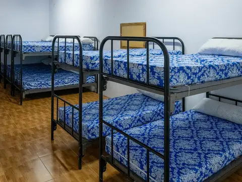 dormitorio con literas metálicas