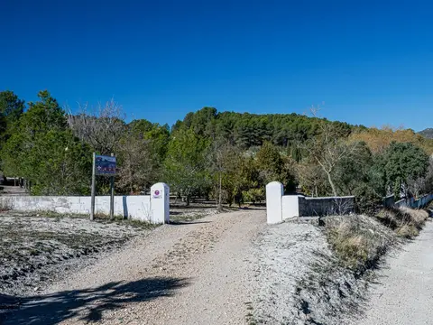 camino de acceso a la finca con el cartel del centro