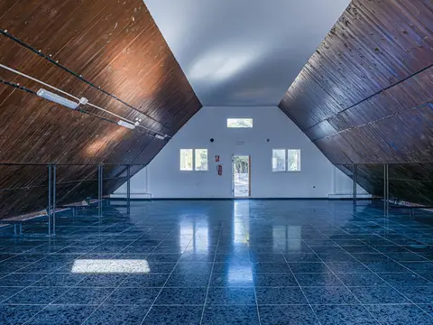 interior del espacio multiusos cubierto, con suelo de terrazo