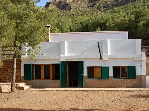 fachada principal de la casa con la sierra al fondo