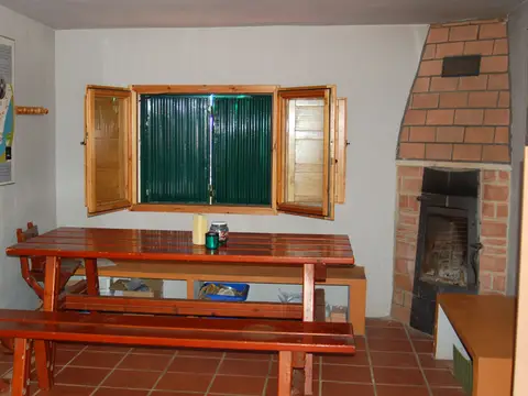 comedor interior con chimenea de obra
