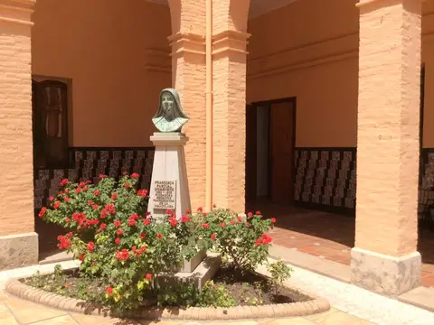 patio porticado con el busto de Madre Francisca