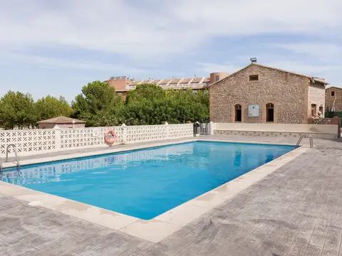 piscina del centro junto al edificio de piedra