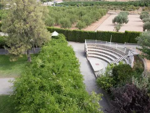 anfiteatro al aire libre entre los jardines del centro