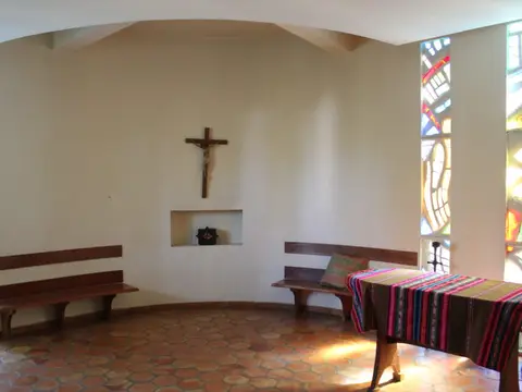 capilla circular con vidrieras de colores