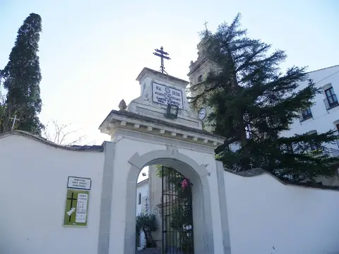 portada de acceso al recinto, con el rótulo del Real Colegio de Misioneros Franciscanos Santo Espíritu del Monte