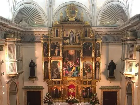 interior de la iglesia del monasterio durante una celebración