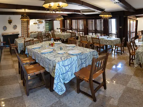 comedor con mesas puestas