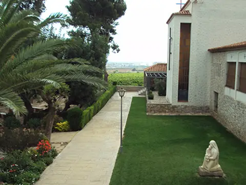 exterior de la casita de oración y jardín