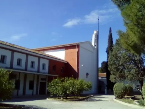 fachada de la iglesia del monasterio con su cruz y campanario