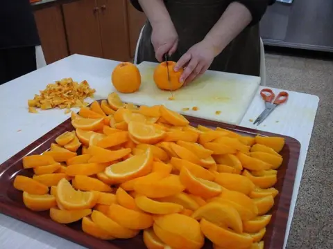 elaboración artesanal de mermelada de naranja en la cocina del monasterio