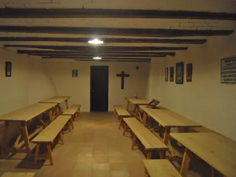 comedor de mesas corridas con vigas de madera