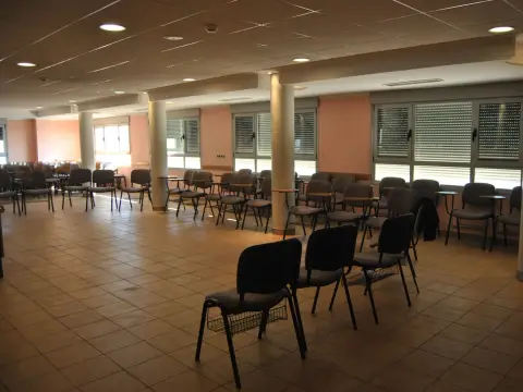 uno de los salones de reuniones de la casa, preparado con sillas