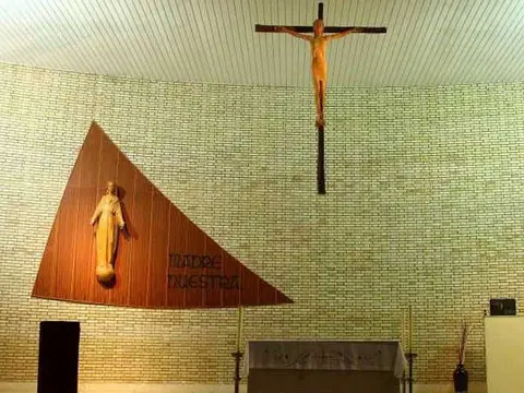 interior de la capilla, con el crucifijo y la imagen de la Virgen