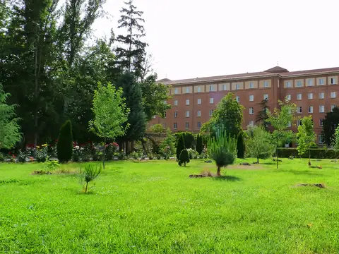 el edificio de la casa visto desde la pradera del jardín