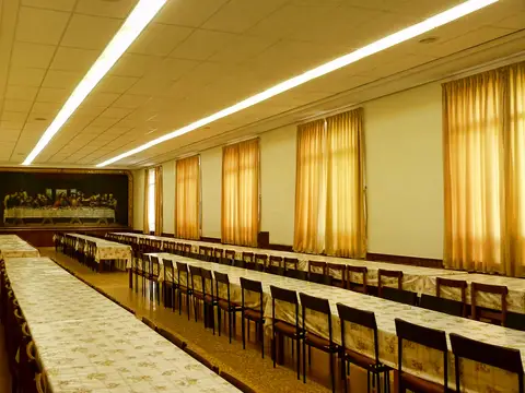 comedor grande de la casa, con las mesas corridas puestas