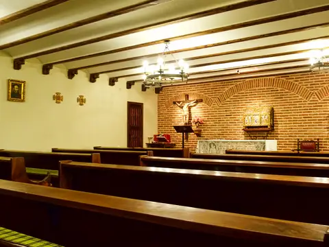 una de las capillas de la casa, con los bancos y el altar