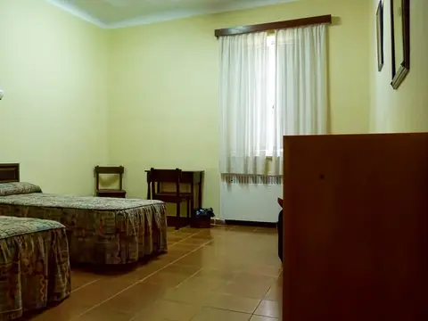 habitación doble con dos camas y armario