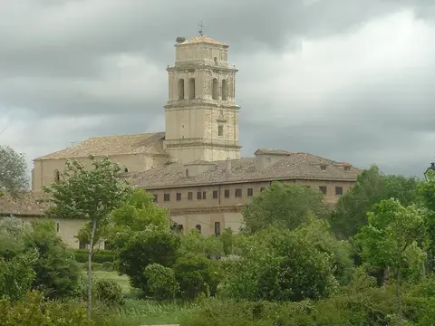 el conjunto de la casa y la iglesia visto desde el campo