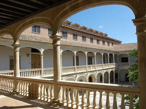 galería del patio interior, con arcos y balaustrada de piedra