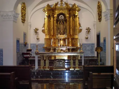 oratorio de la casa, con el retablo dorado y los azulejos