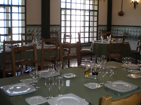 comedor con las mesas puestas junto a los ventanales