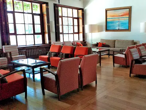 sala de estar con sillones