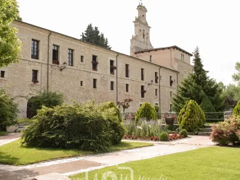el conjunto del convento de San Pablo y la casa de retiros, visto desde el jardín