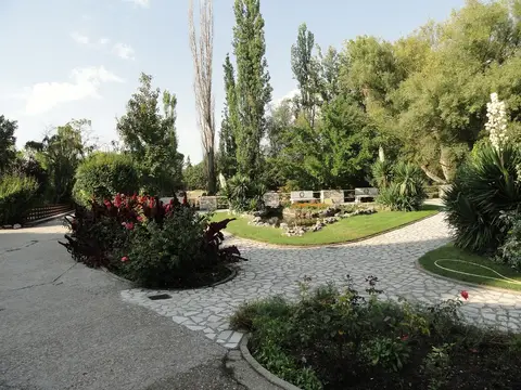 jardín de la casa, con los paseos de tierra y los parterres