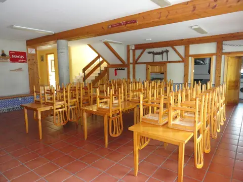 comedor del albergue Betania, con las mesas y sillas de madera