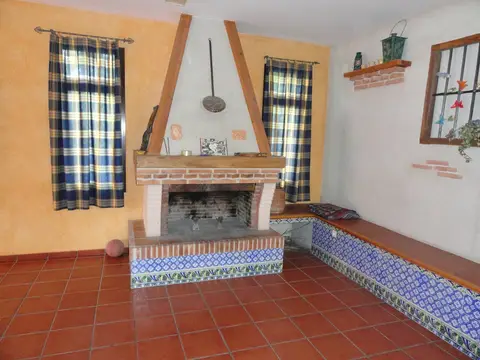 salón con chimenea del albergue Betania