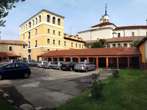 jardines exteriores y aparcamiento del Centro, con el edificio al fondo