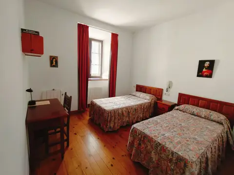 habitación doble con dos camas y escritorio
