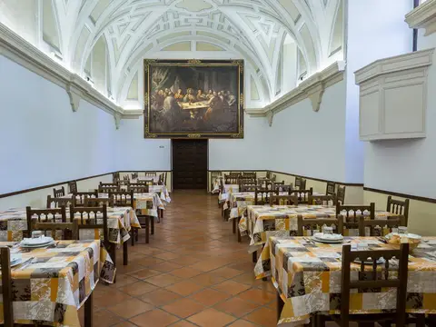 comedor del Centro, bajo bóveda, con las mesas puestas