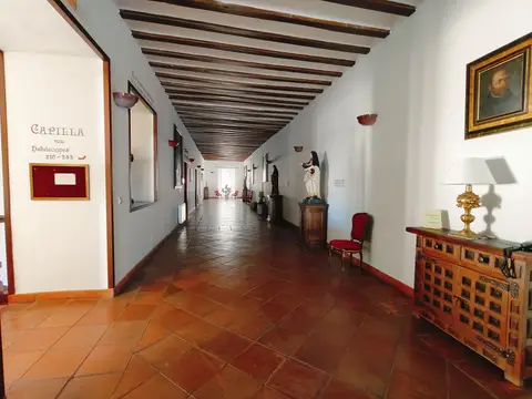 pasillo del edificio, con el rótulo de la capilla