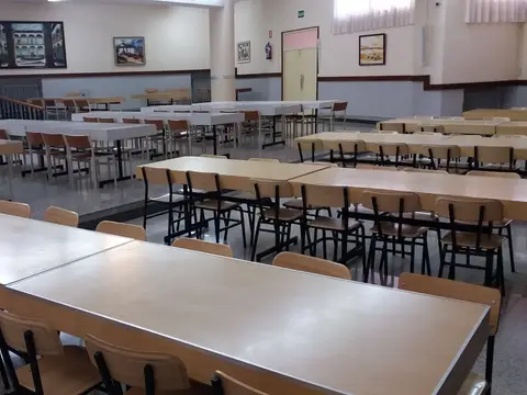 comedor grande con las mesas corridas